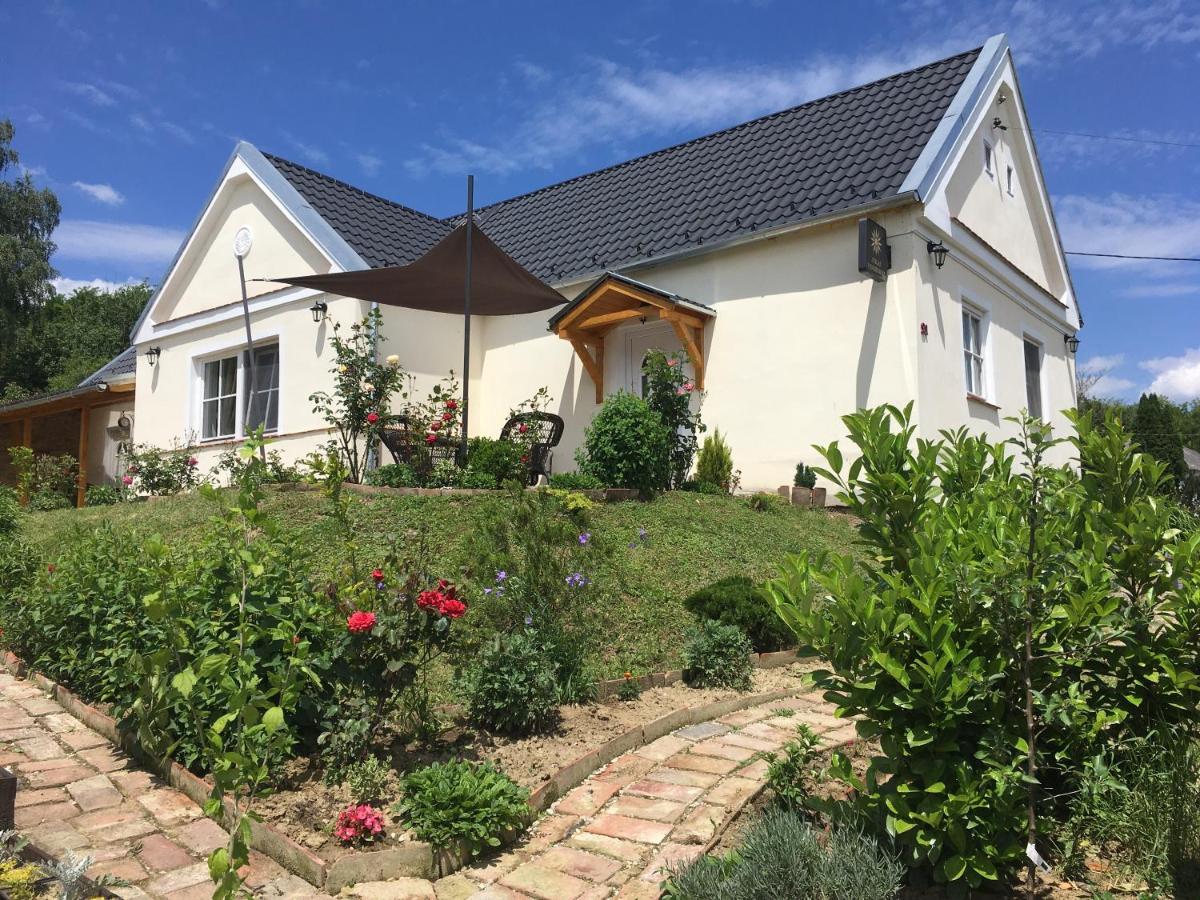 Jókai Vendégház Homokkomárom Homokkomarom Exterior foto